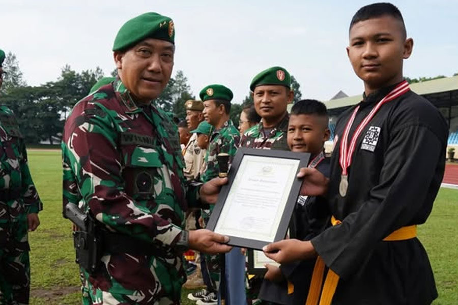Ketua-PSH-Magelang-Kota-Terima-Penghargaan-dari-Gubernur-Akmil Ketua-PSH-Magelang-Kota-Terima-Penghargaan-dari-Gubernur-Akmil